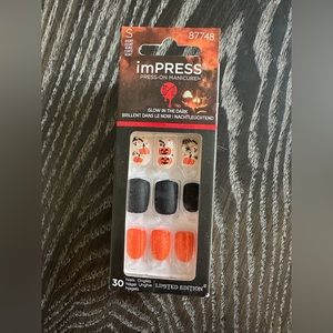 *Nee in Box* Press on Nails